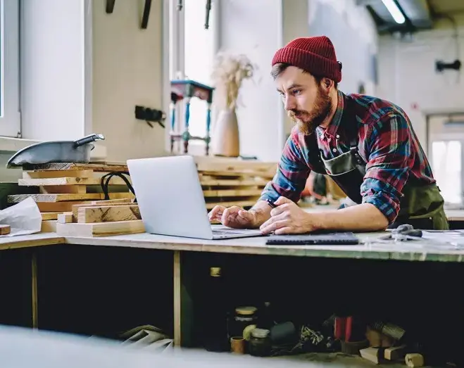 artisan visitant son site web 